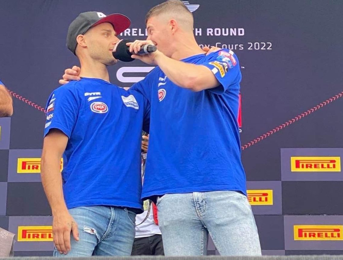 Merci au public du soutien durant tout le week-end! Ça fait plaisir de voir autant de fans surtout en France!🇫🇷❤️ Bravo Jules pour ton podium et ton aisance au moment de chanter avec moi🤣🙌
-
-📸LukaszSwiderek