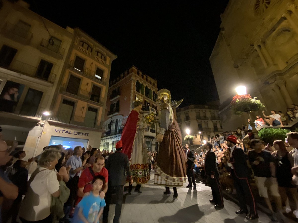 Olotuit's tweet photo. 🕯️ Gran tancament de #FdT22 amb els principals protagonistes d'enguany: la faràndula!
📽️ Un dels moments i imatges més especials de #FdT amb la cercavila dels Gegants, Cabeçuts i Cavallets pel centre de la ciutat.
#FdT #Olot #OlotCultura #AjuntamentOlot https://t.co/CDJgOvLniB