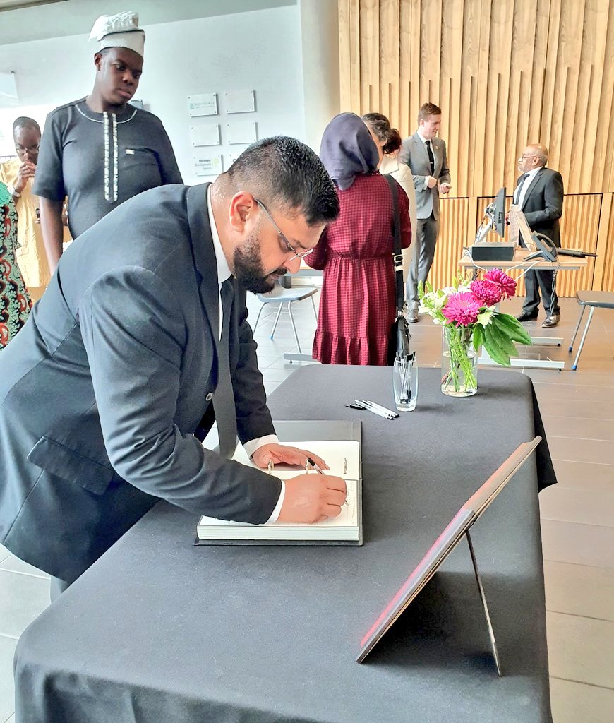 Shahid4Labour's tweet photo. It was truly humbling to be at @RochdaleCouncil N1R for the #ProclamationCeremony to announce #CharlesIII as King. I also had the opportunity to pay my respects & sign the book of condolences for the Queen.
I met the Queen in 1992 at the official opening of @hopwoodhall College. https://t.co/9Eaf5K4D9j