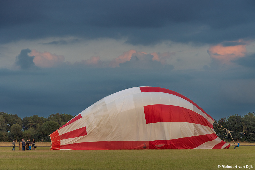 meindertvdijk's tweet photo. Ballonlanding in weiland Bakkeveenseweg te Een-West, naast Camping De Drie Provinciën.
De ballon (regnr PH-FIN) was op 11-9-2022 om 18:43 u opgestegen in Leek. Meer foto's met extra informatie: https://t.co/TsH2swbSUm

#ballonvaart #luchtballon #phfin #eenwest #bakkeveen https://t.co/KHEWZip5sJ
