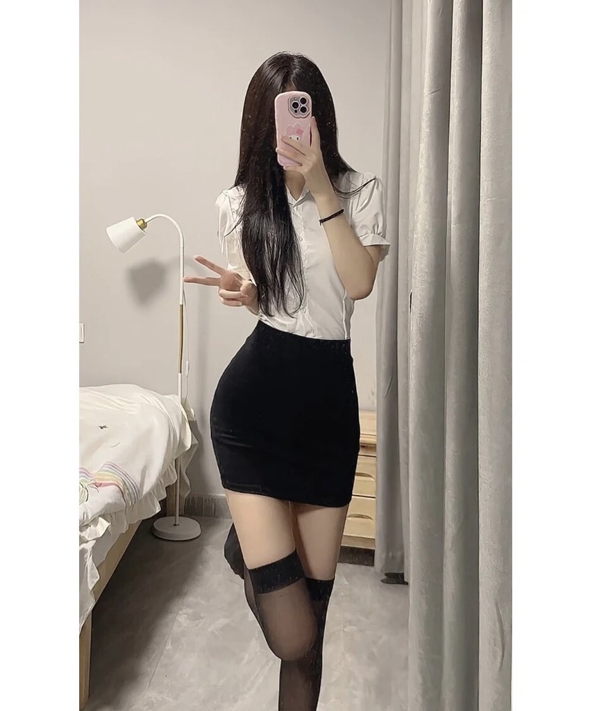 S19115825's tweet photo. 女王驾到-想找一个在线蹲舔脚🦶听话的男M，本女王轻度S，只收23岁以上的男M，萌新是我的最爱❤️，新手可开发，有反差的男M更好，女王有很多新玩法，有兴趣探索的私信女王，https://t.co/lrcVXo101b纸飞机 https://t.co/h5Dq9MMckF