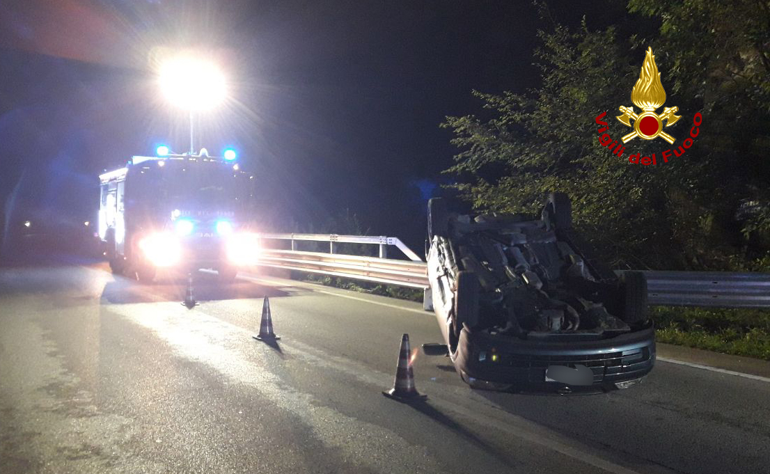 vvfveneto's tweet photo. #11settembre #Sedico(BL), la notte scorsa, auto finisce rovesciata dopo la perdita di controllo del conducente rimasto ferito. #Vigilidelfuoco estraggono l’autista preso in cura dal @SUEM_Veneto #soccorsiquotidiani #allaguidanondistrarti https://t.co/IaWGzbqqBx