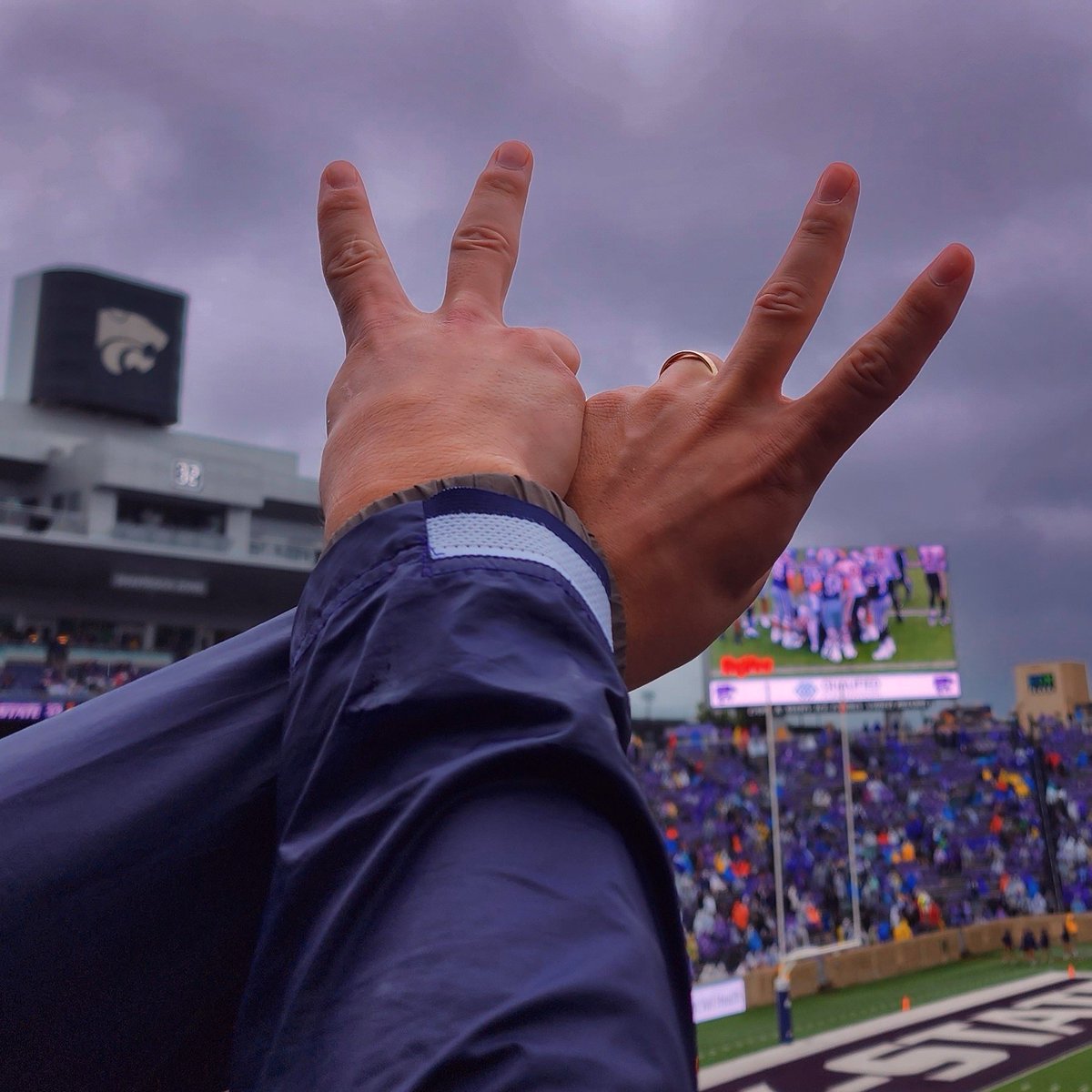 thepurplehazen's tweet photo. @C_Vaughn22 thoughts on us fans throwing this up when you make a play? #DeuceMob https://t.co/VjfudGgP6f