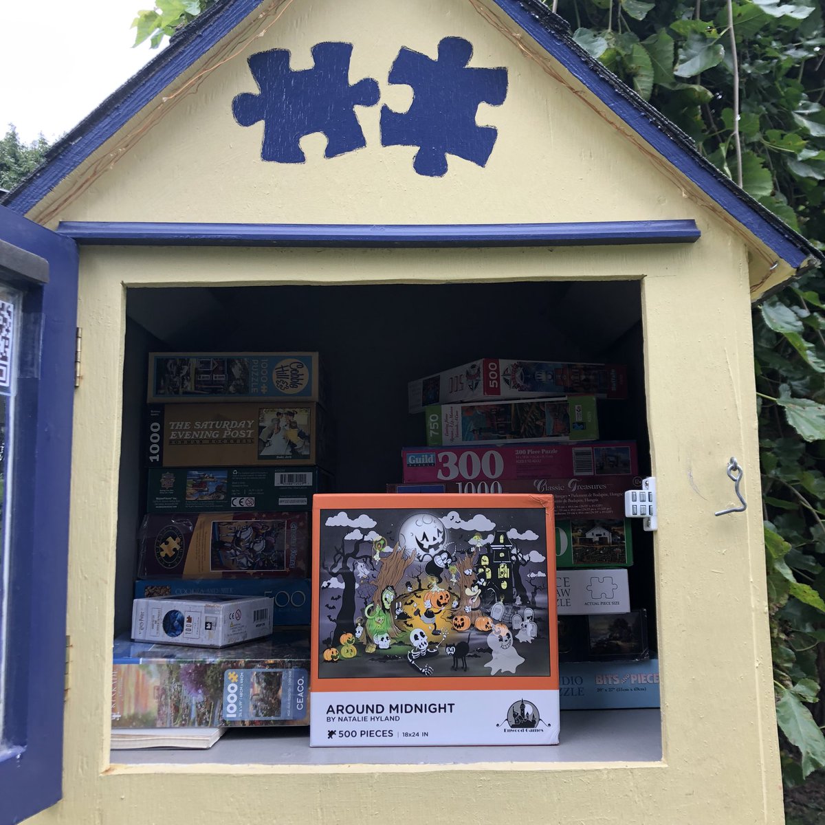 puzzleck1's tweet photo. Yes, itโs a little early for Halloween puzzles but we want to make sure plenty of people have time to enjoy this amazing puzzle! ๐ If your local, go grab it! @ltlfreelibrary #puzzlelibrary #puzzle #littlefreelibrary #rochesterny #rocpuzzles #penfieldny #brightonny #roc https://t.co/7DVBF4sRMs