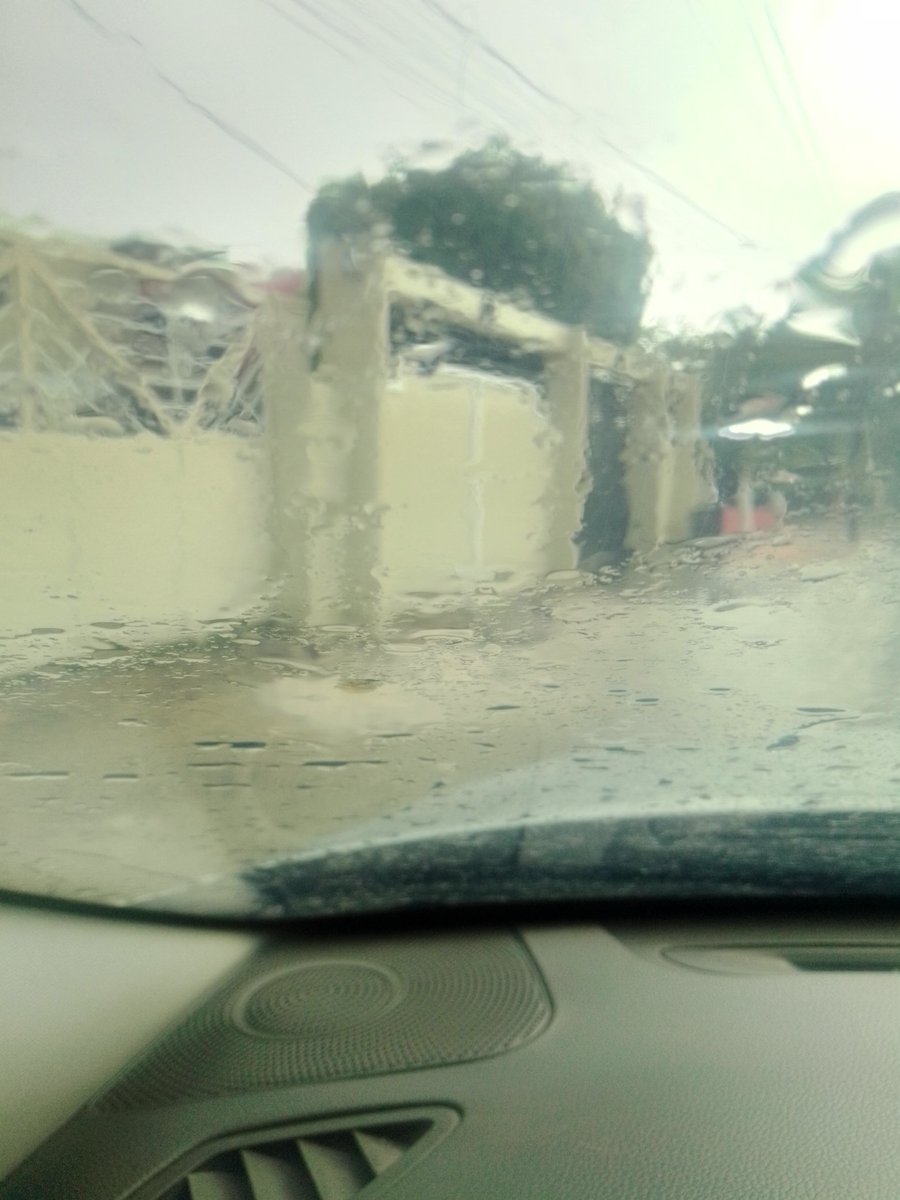 Juanosv's tweet photo. @CarolinaMejiaG @AlcaldiaDN @RDMOPC 
Entiendo lo del "embellecimiento" de las aceras y contenes, pero el trabajo va por 3 calles más atrás de la de mi casa y yo llevo casi mes y medio con la entrada así. O me enlodo o no entro.
Quien responde?? https://t.co/RHdwnu3lUH