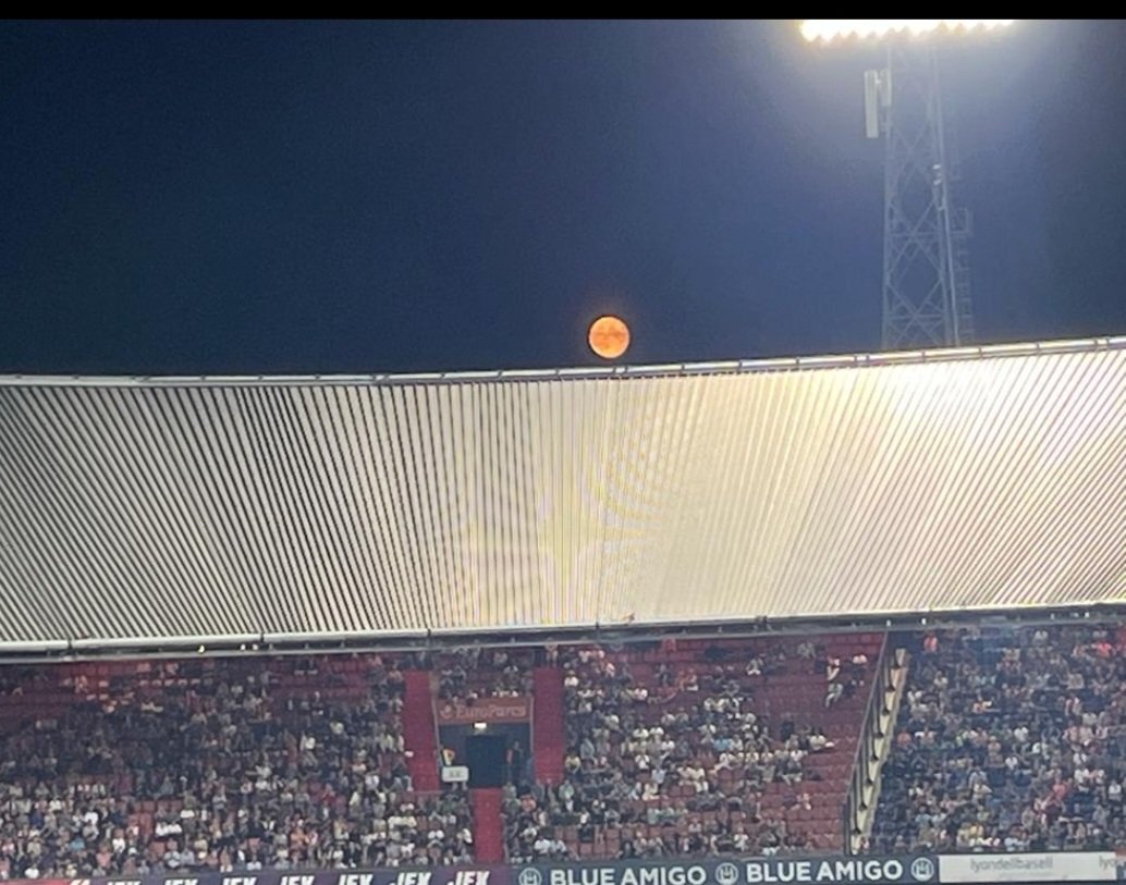 De maan net boven de Kuip, stuurt mn zoon net door 
#Feyspa @DeKuip @Feyenoord 
@HetLegioen