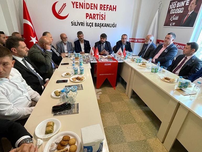 rpmustafadogan's tweet photo. 📍Silivri

Partimizin Silivri İlçe Başkanlığını, meydanda açmış oldukları standı ziyaret ettik ve esnaf ziyareti yaparak Genel Başkanımız Dr. Fatih Erbakan’ın selamlarını Silivri halkına ilettik.

Silivri Tamam İnşallah 👍 https://t.co/0JHhTShA89