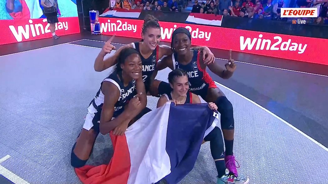 EspritBasket's tweet photo. Championnes du monde ✅
Championnes d'Europe ✅

Et tout ça, la même année... QUELLE EQUIPE 🇫🇷💙
#EspritBasket https://t.co/WdJcuTyWcH
