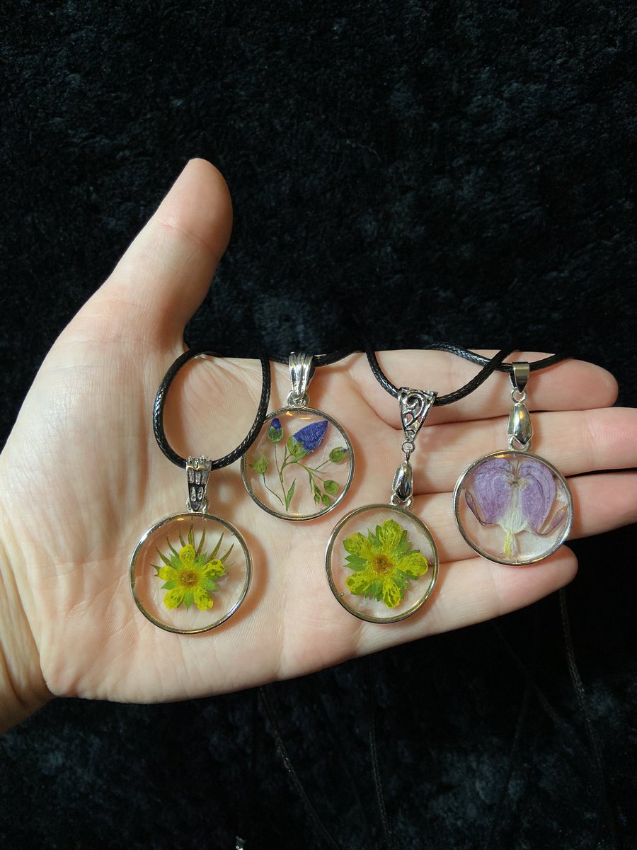 new wildflower necklaces 🌸🌼

etsy.com/listing/130353…