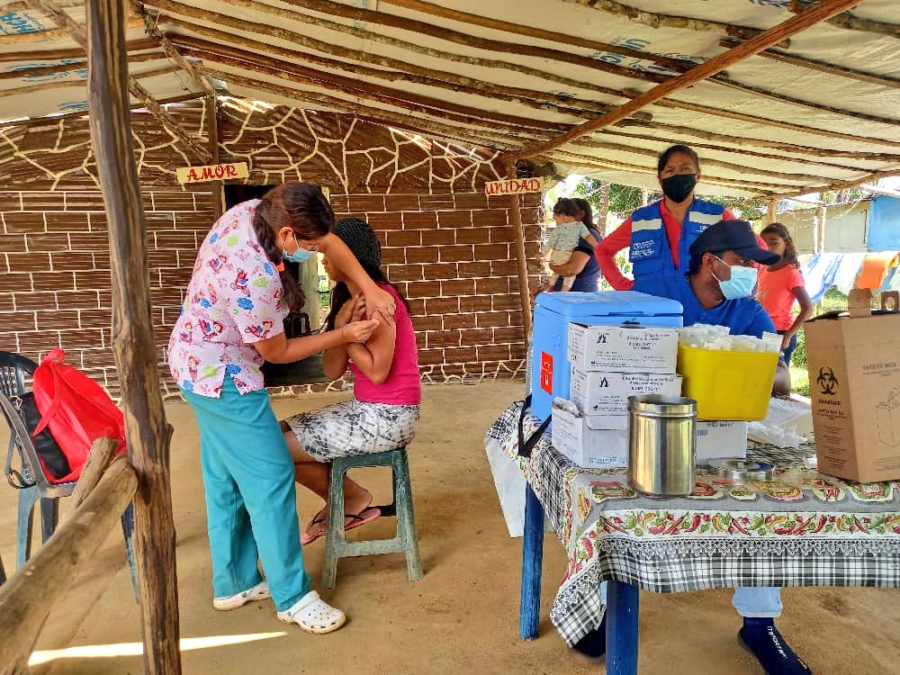 ISP_Bolivar's tweet photo. Continuamos brindando atención médica Integral a los afectados por las inundaciones en el Mcpio. Gran Sabana, atendiendo a más de 30 pacientes del sector "Caño Amarillo" con: Medicina general, pediatría, desparasitación e inmunización. #JuntosPorCadaLatido ❤️ #LaCovid19NoEsGripe https://t.co/DrnezPAKCe