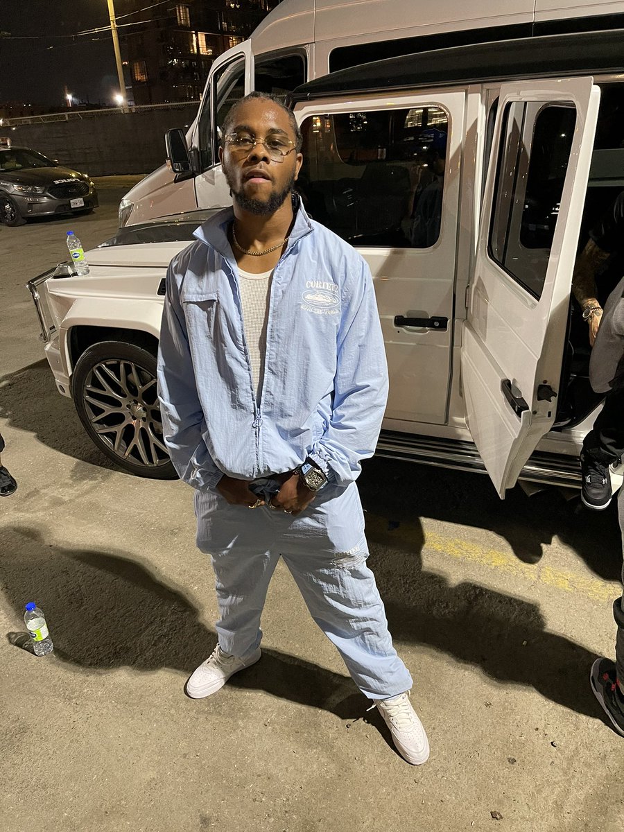 CLINT419's tweet photo. In da 6ix we roll deep like wiley n dem man 🐬🤧🦉 https://t.co/T7iEofYw9m