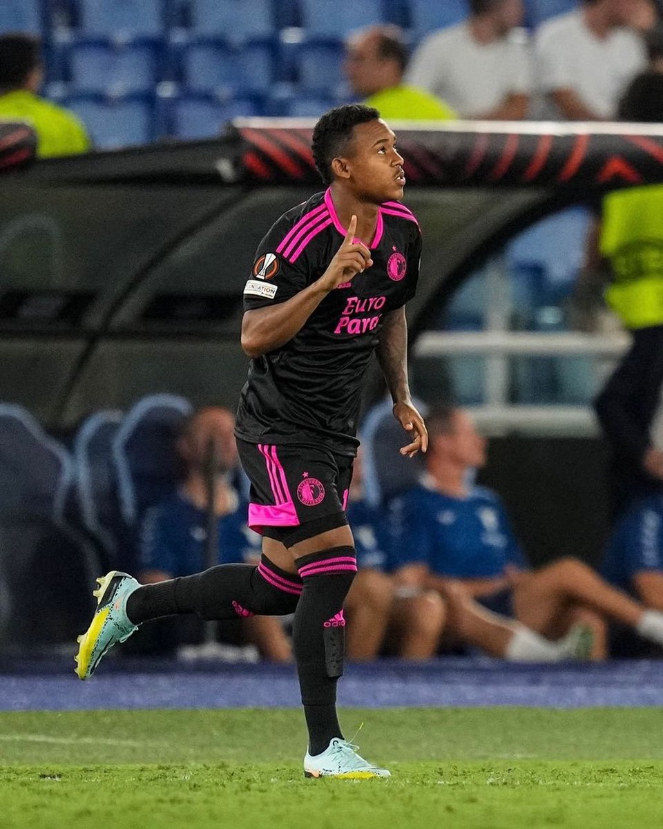 SofascoreBR's tweet photo. Igor Paixão (22 anos) com a camisa do Feyenoord:

⚔️ 2 jogos (0 titular)
⏰ 37 mins jogados
🅰️ 1 assistência
🔑 2 passes decisivos
✅ 100% acerto nos passes (15/15)
🔄 1 drible certo (100%)
👣 22 ações com a bola
💯 Nota SofaScore 6.70

🇧🇷💎 https://t.co/ynXSpV1VQ9