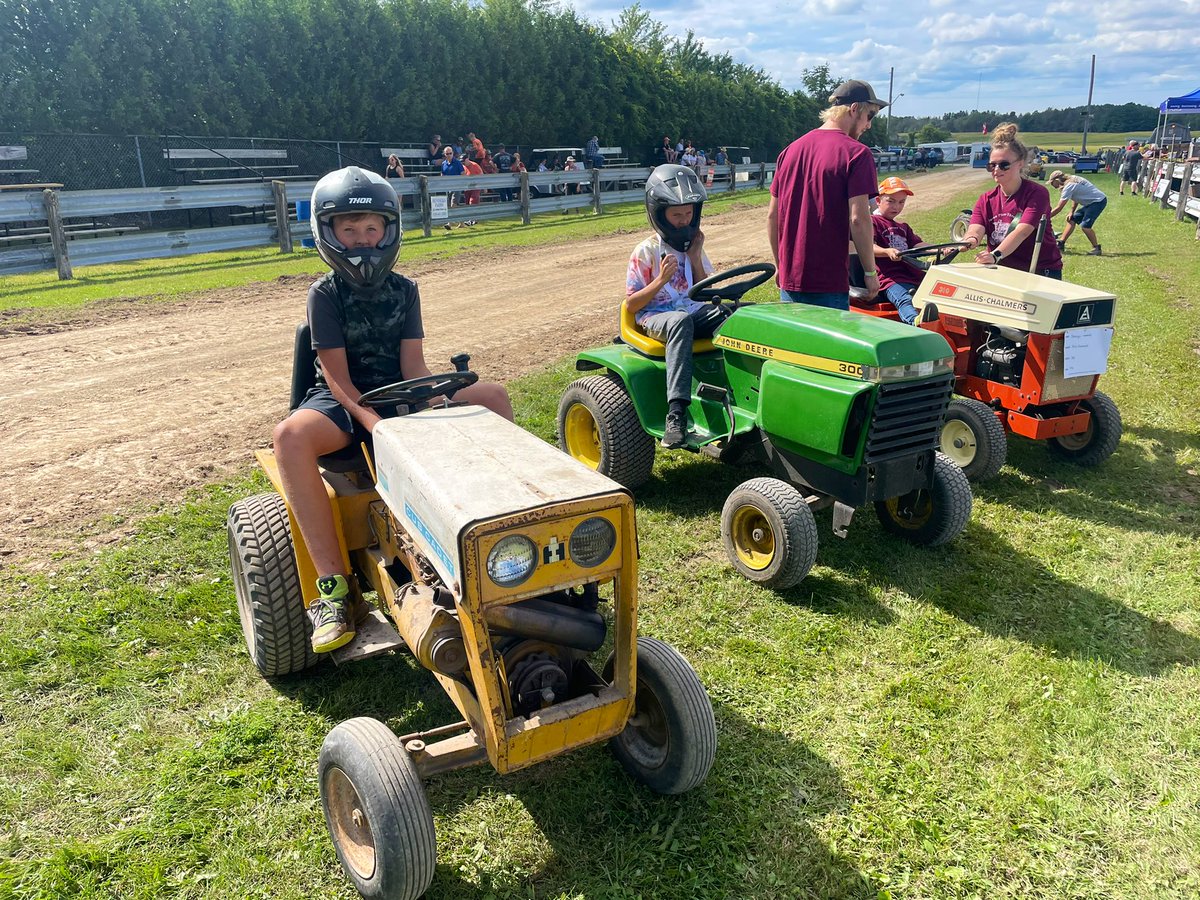 Dungannon_Dan's tweet photo. Blyth Threshers Reunion kids garden tractor pull this afternoon. #fullpull22 https://t.co/hk64Uey21b