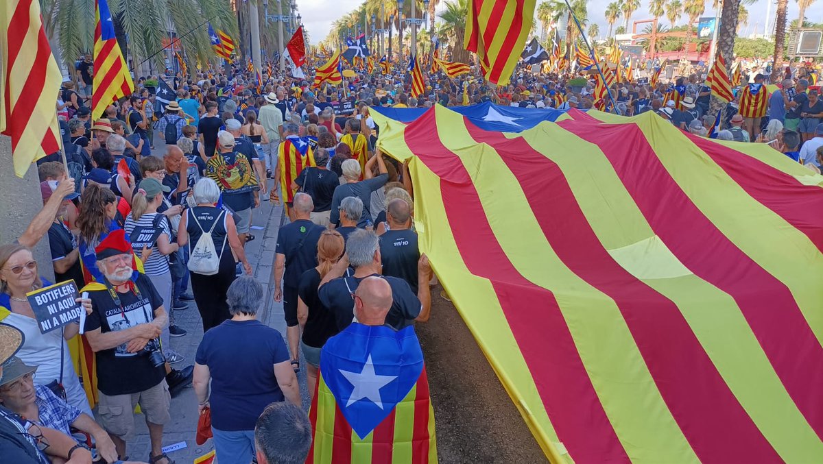 RapPrats's tweet photo. Bona diada a tothom. Seguim  dempeus i en moviment! #Diada2022 #Independència #repúblicacatalana https://t.co/rDyu0K8MC2