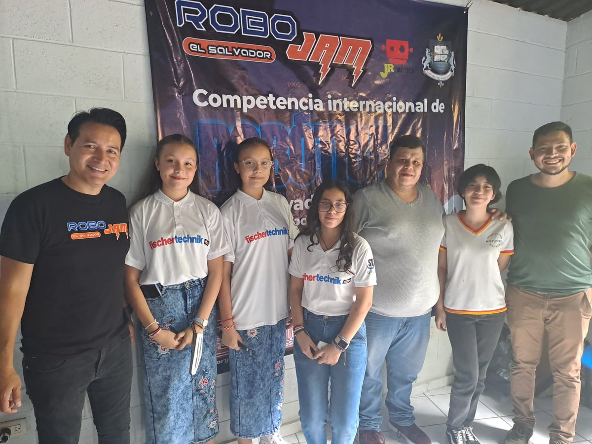 Steam_Girls21's tweet photo. Felicitaciones a nuestras instructoras de STEAM GIRLS por obtener primer lugar 🥇en la competencia de ROBOJAM El Salvador Reto Skill Drive

#STEAM #girlpower #robojam https://t.co/OwB294lC2l
