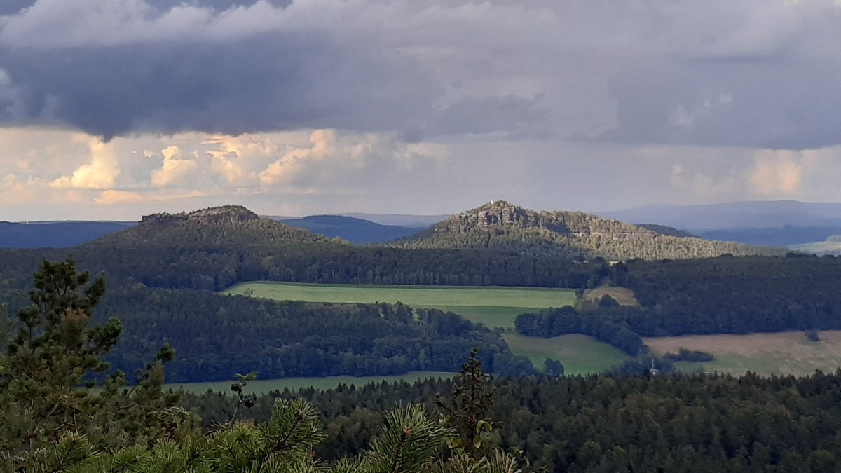 TorstenAbel1's tweet photo. Ganz klare Sicht gestern!
Links der #Gohrisch, rechts der #Papststein ( vom Ausichtspunkt Signal auf dem #Katzstein) #SächsischeSchweiz #Sachsen #Forststeig
#schoenesgegendoofes https://t.co/Xv51IPoyeT