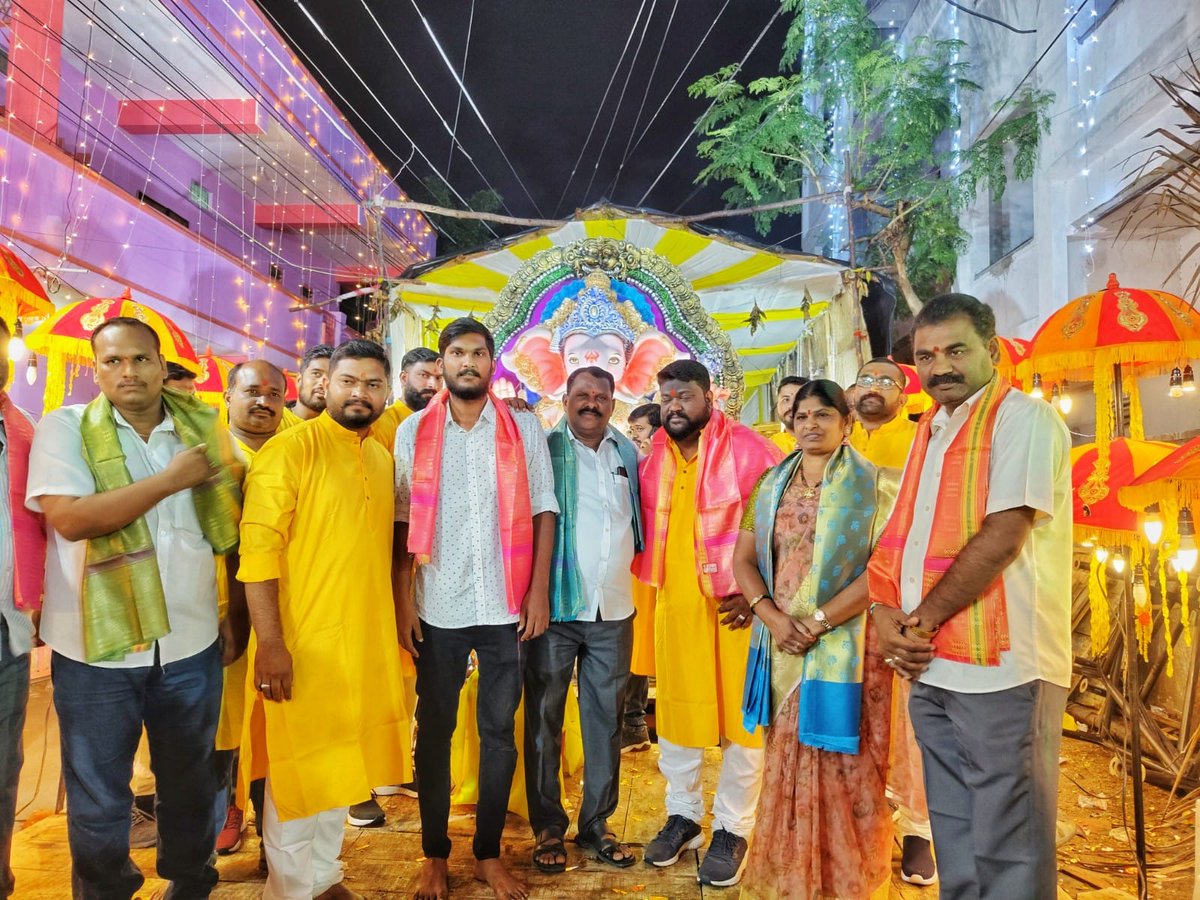 KUR_BRS's tweet photo. As part of Ganesh Immersion, Visited Rohini colony at Vayupuri and Santosh colony in Rkpuram and took the blessings of Lord Ganesha along with colony people.
#neredmetcorporator #136divisioncorporator #kothapallymeenaupendarreddy #Mynampally #kothapally https://t.co/4jS7SjbLG5