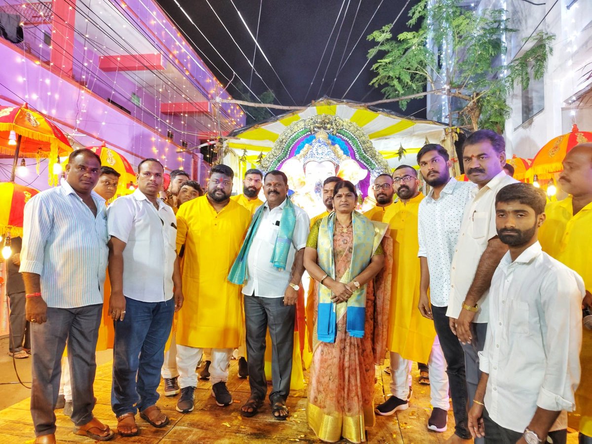 KUR_BRS's tweet photo. As part of Ganesh Immersion, Visited Rohini colony at Vayupuri and Santosh colony in Rkpuram and took the blessings of Lord Ganesha along with colony people.
#neredmetcorporator #136divisioncorporator #kothapallymeenaupendarreddy #Mynampally #kothapally https://t.co/4jS7SjbLG5