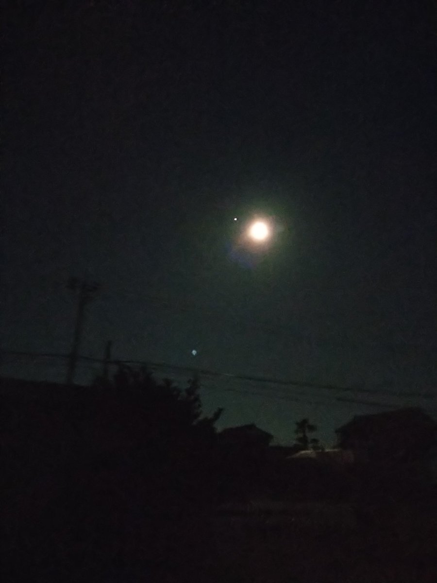 X7HSqLcmAXSXXPY's tweet photo. Exhausted and tired.
The Moon is crying too.
2022.9.11
#CryingMoon https://t.co/FIRJ7e5Mkb