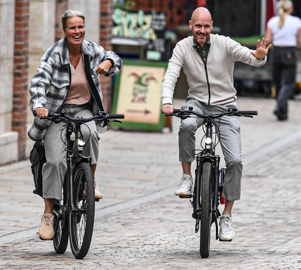 ManUnitedZone's tweet photo. Erik ten Hag and his wife earlier today cycling through Altrincham and greeting fans 🚲 🔴 https://t.co/khjGhggvrD