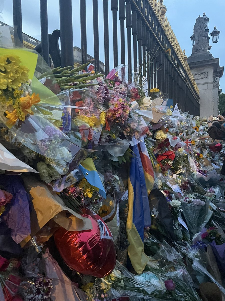 G0491's tweet photo. Very special evening to go and pay our respects. What a wonderful woman ❤️  #BuckinghamPalace https://t.co/jUyV1YSRih