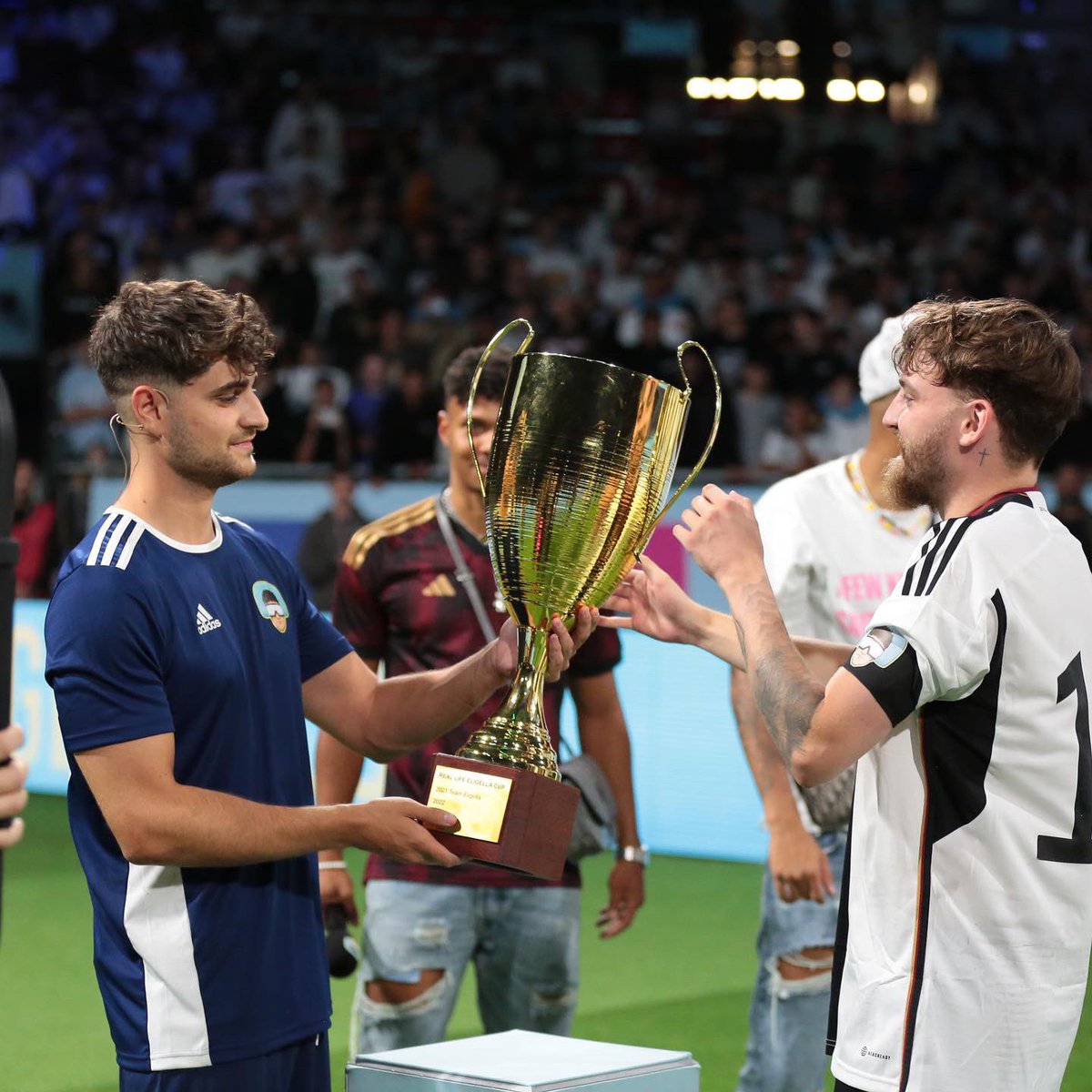 EliasN97's tweet image. Ohne Worte 🔥❤️ ihr seid die besten hatte echt so oft Gänsehaut, bin dankbar so eine Community zu haben ❤️ das war erst der Anfang