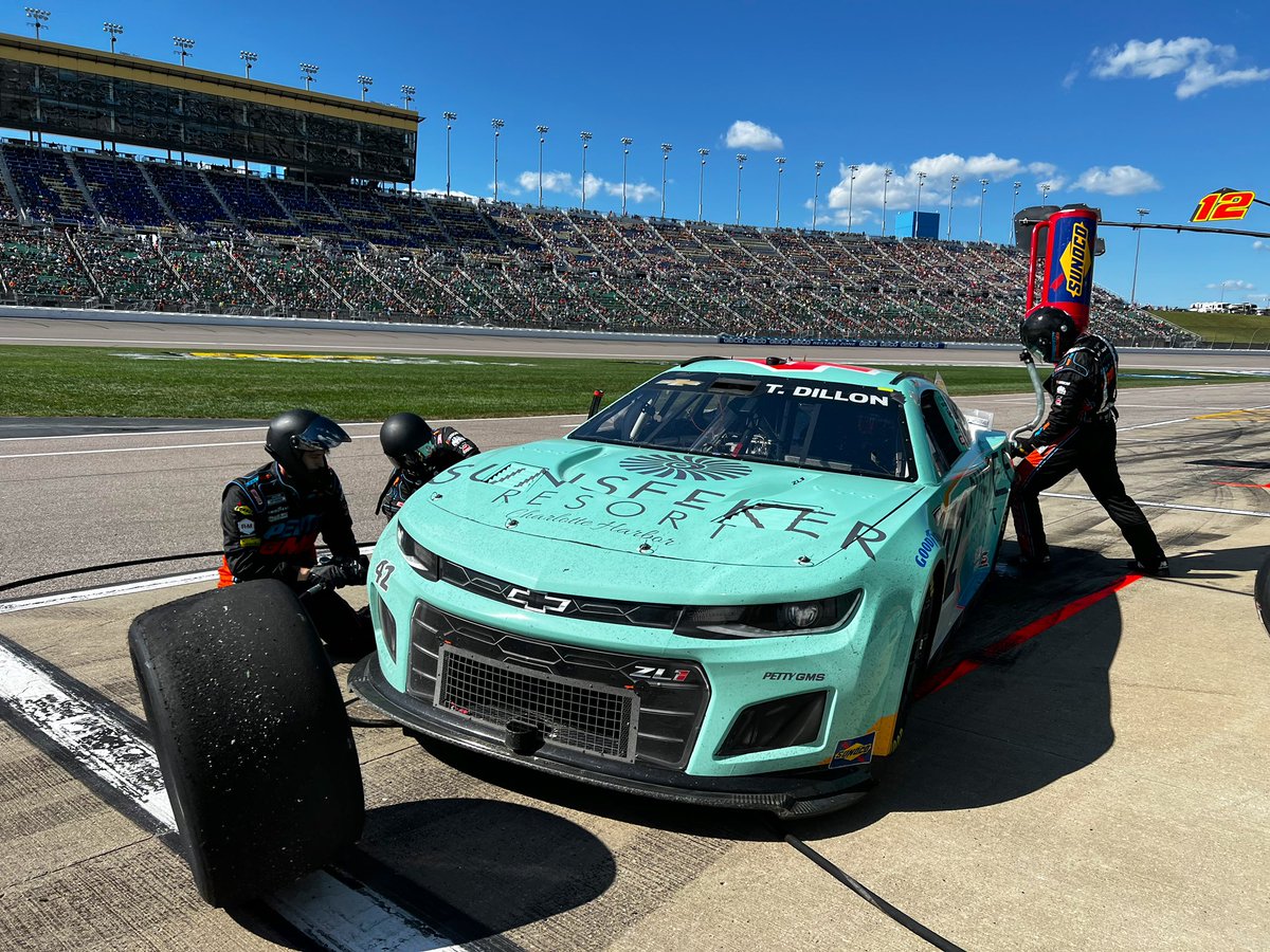 LEGACYMotorClub's tweet photo. Under caution:  

@tydillon fired off free and will pit for four tires.  

@Erik_Jones will stay out. https://t.co/MYs4KUZTg1