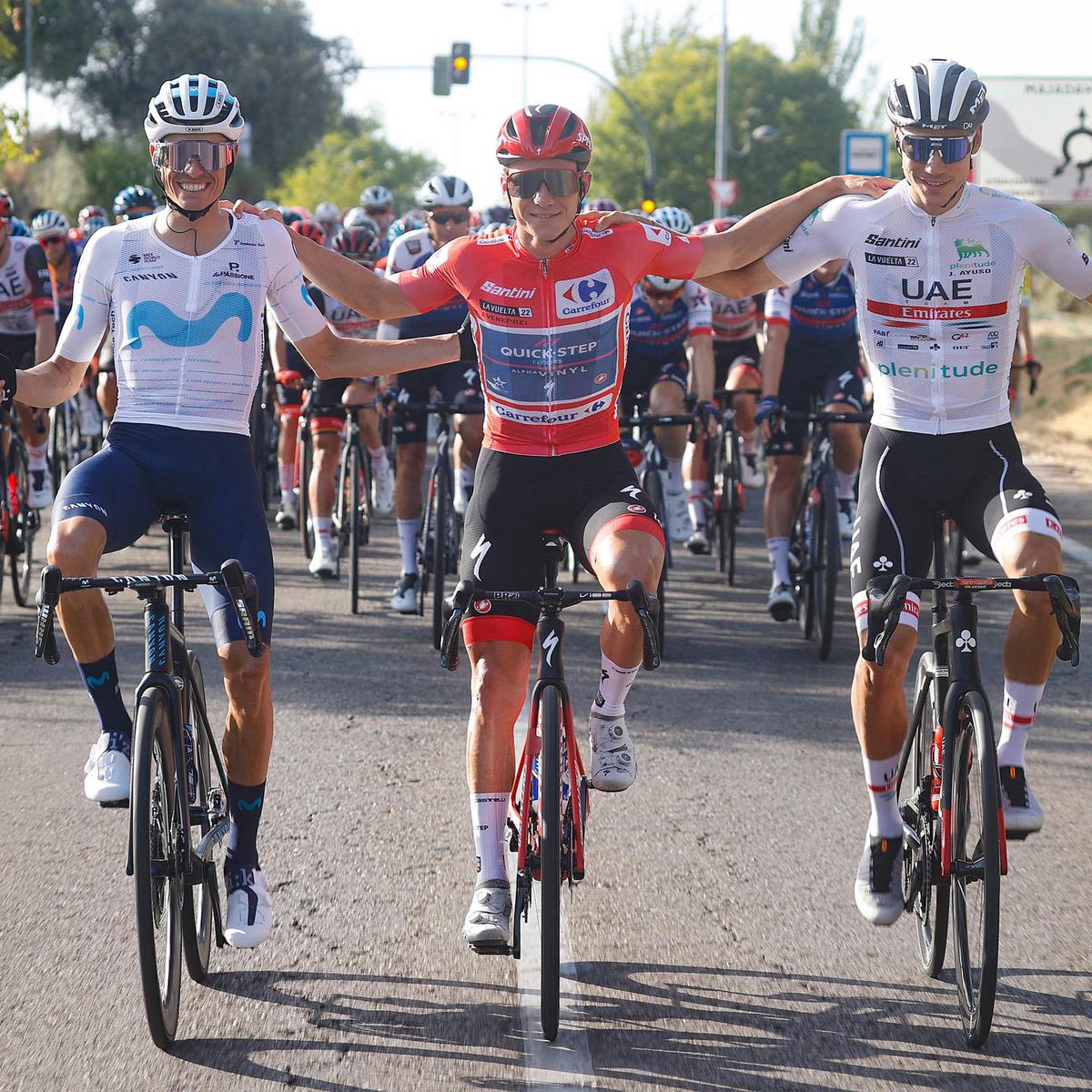 Si hace un año me hubiesen dicho que hoy estaría en el podium de @lavuelta no lo hubiese creído 🫣 Estar en Utrecht ya fue un regalo pero esto es algo increíble. Nos vamos con un gran resultado, pero sobre todo con mucho aprendizaje. Con trabajo, los sueños se cumplen. Gracias 🙌🏼