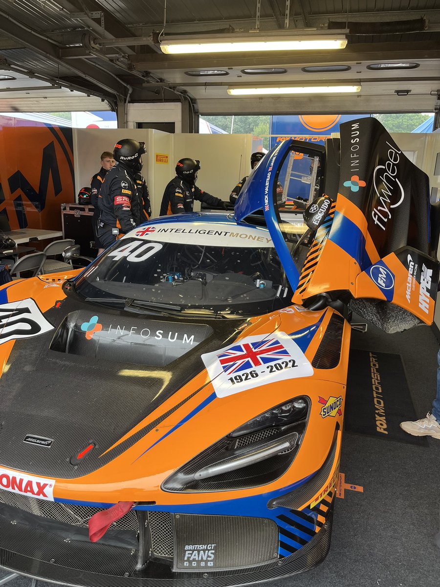 What a weekend being hosted by @OrangeMotorspo <a href="/FoxMotorsportOT/">Fox Motorsport</a> Incredible driving by Nick &amp; Jamie! Wonderful watching this McClaren ‘fly’ past with our <a href="/Ascential_/">Ascential - Part of the Informa Group</a> @AscentialDC very own #flywheel logo 🧡💙 #BritishGT #britishgtchampionships