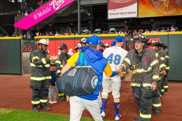 Mariners bullpen shakes hands with Seattlle firefighters. 