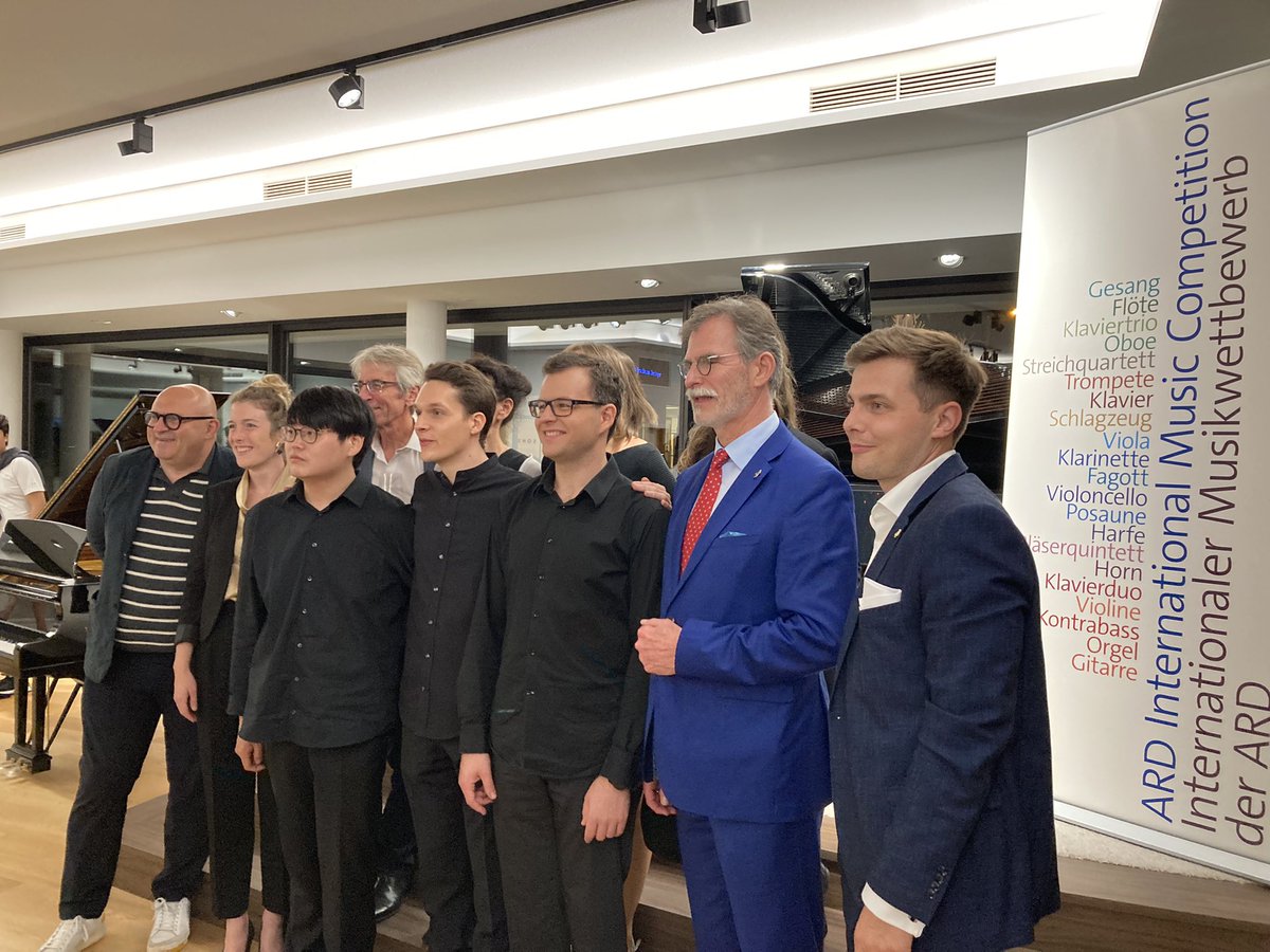 daikikato421's tweet photo. ミュンヘン国際のフェアウェルパーティーに潜入(※偶然会えたスタインウェイの人に招待してもらいました)
Junhyung、Johannes、本当におめでとう🎉素晴らしい演奏でした。
そして豪華すぎる審査員の面々やIgor Levitなど、、、!!
#ardcompetition https://t.co/fgioTAi3Mh