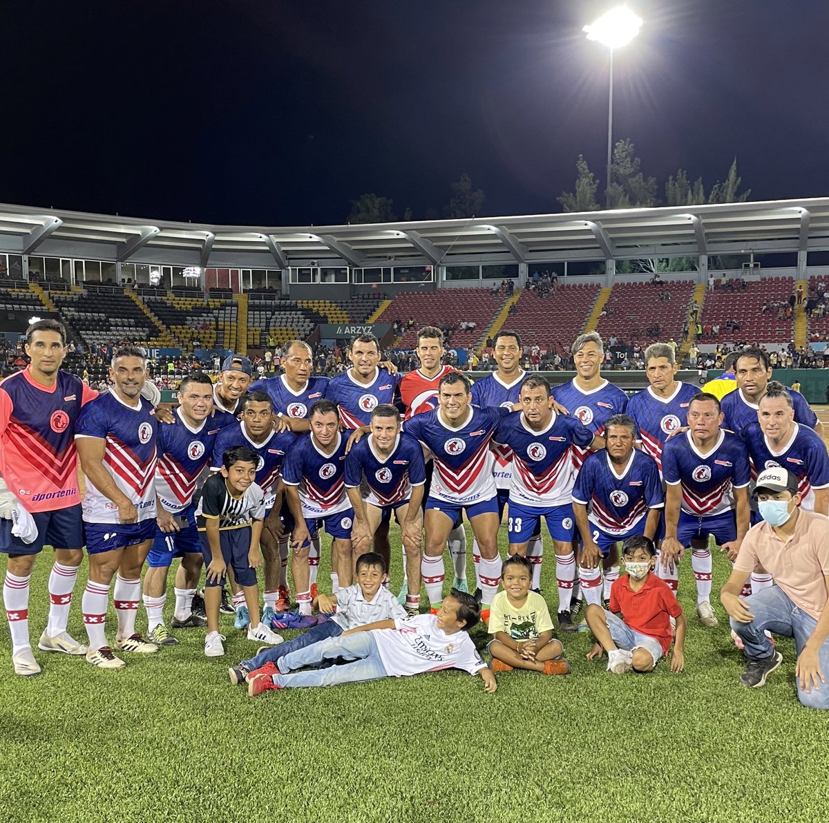 Que gusto saludar a la banda de mis <a href="/ClubTiburones/">Club Deportivo Veracruz 🦈</a> <a href="/PacoBrav0/">Paco Bravo</a> <a href="/AyalaLucas18/">Lucas Emanuel Ayala Miño</a> <a href="/bikerjarocho/">Jorge Bernal</a> <a href="/PascualPatoRami/">Pascual Ramirez</a> <a href="/walterjimenez7/">WALTER JIMENEZ "EL LORITO"</a> buen triunfo ayer contra el America, equipazo! 👍🏽👏🏽💯🎖