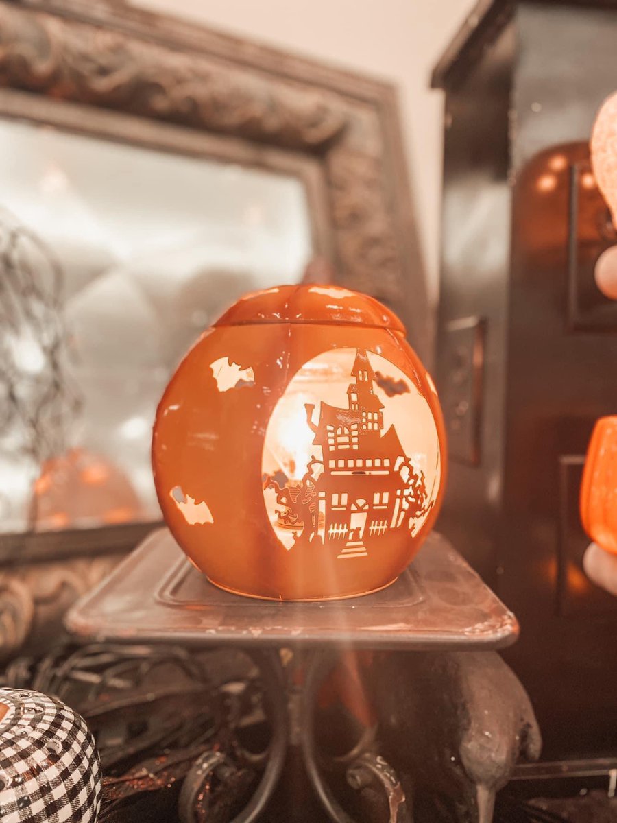 mkopaddy's tweet photo. Who else loves decorating for fall I know I do check out our new fall collection! 🎃 #fall #Autumn #forsale #holidays #tweet #candycorn #Bundle #harvest #halloween #wax #waxwarmers https://t.co/uoTK23iylI https://t.co/IGVjZAjnd4