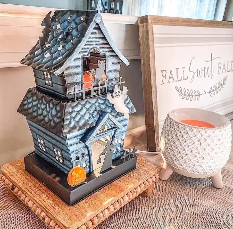 mkopaddy's tweet photo. Who else loves decorating for fall I know I do check out our new fall collection! 🎃 #fall #Autumn #forsale #holidays #tweet #candycorn #Bundle #harvest #halloween #wax #waxwarmers https://t.co/uoTK23iylI https://t.co/IGVjZAjnd4