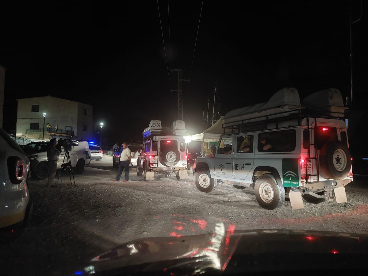 🔴 #IFLosGuájares | Grupos de intervención llegados de diferentes provincias de #Andalucía, se disponen a salir del Puesto de Mando Avanzado (#PMA) dirigiéndose al incendio.  En breve actualizamos medios. Mucha #Precaución a todos los intervinientes.
#YoQuieroVerteMañana