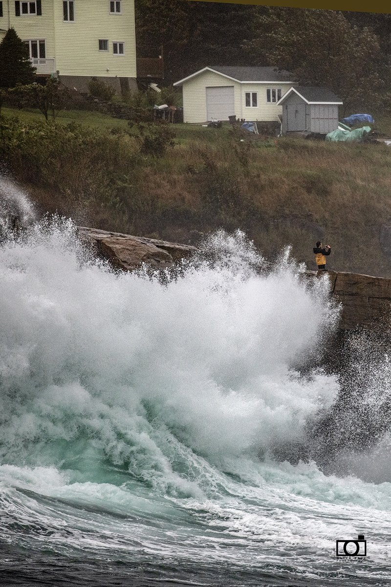 positively4ever's tweet image. Some waves today in Flatrock, NL. @weathernetwork @CBCNL @StJohnsTelegram Tropical Storm - #Earle May be at a safe spot but watch your back!