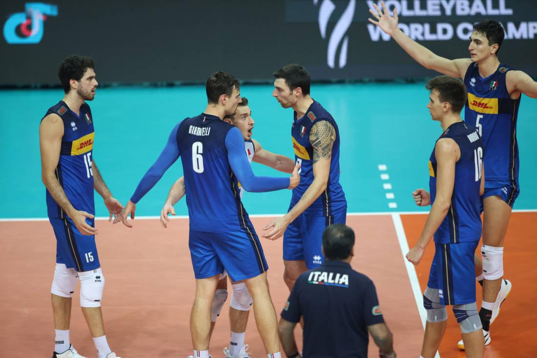 Federvolley's tweet photo. #MWC2022 
L'ITALIA 🇮🇹TORNA SUL TETTO DEL MONDO! GRAZIE RAGAZZI 👏
#LaNazionale 💙ha scritto uno nuova pagina di storia 
➡️La news: https://t.co/U1FRzdRQzK 

@volleyballworld https://t.co/tgeqb2CsFH