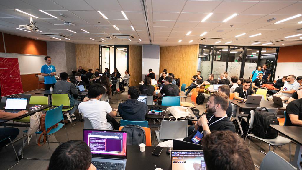 Ethereum_Brasil's tweet image. #EthereumSP está quase no fim e queremos compartilhar momentos incríveis com a nossa comunidade!🚀

Como está sendo a sua experiência no EthereumSP?