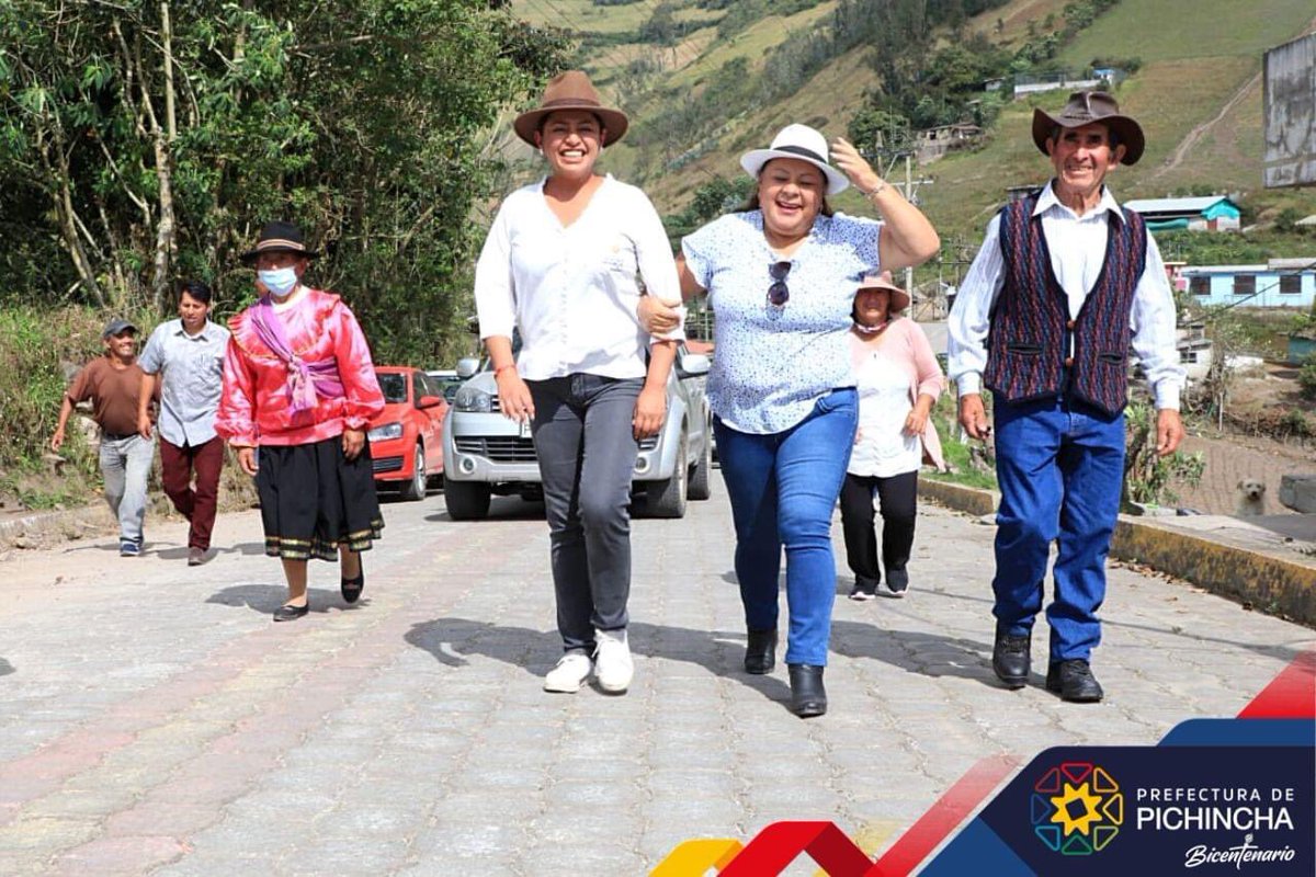 PichinchaGob's tweet photo. ¡Entregamos vía adoquinada en #Chavezpamba! 🛣👍

1500 personas serán beneficiadas con el adoquinado de la calle Manuel María Pavón. La obra ejecutada por cogestión 🤝, fue inaugurada por la prefecta @PaolaPabonC, la presidenta del GAD Parroquial, Lourdes Gordillo y comunidad. https://t.co/btjsx3LEOW