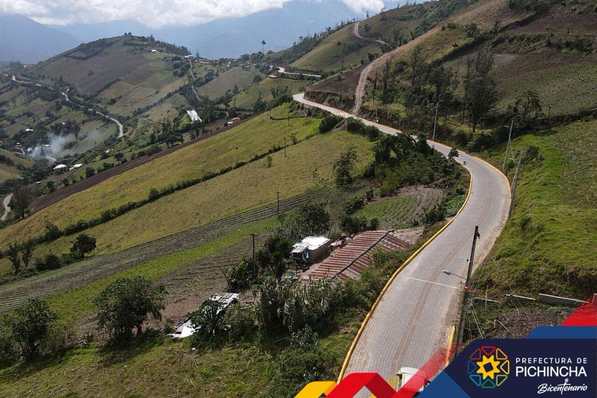 PichinchaGob's tweet photo. ¡Entregamos vía adoquinada en #Chavezpamba! 🛣👍

1500 personas serán beneficiadas con el adoquinado de la calle Manuel María Pavón. La obra ejecutada por cogestión 🤝, fue inaugurada por la prefecta @PaolaPabonC, la presidenta del GAD Parroquial, Lourdes Gordillo y comunidad. https://t.co/btjsx3LEOW