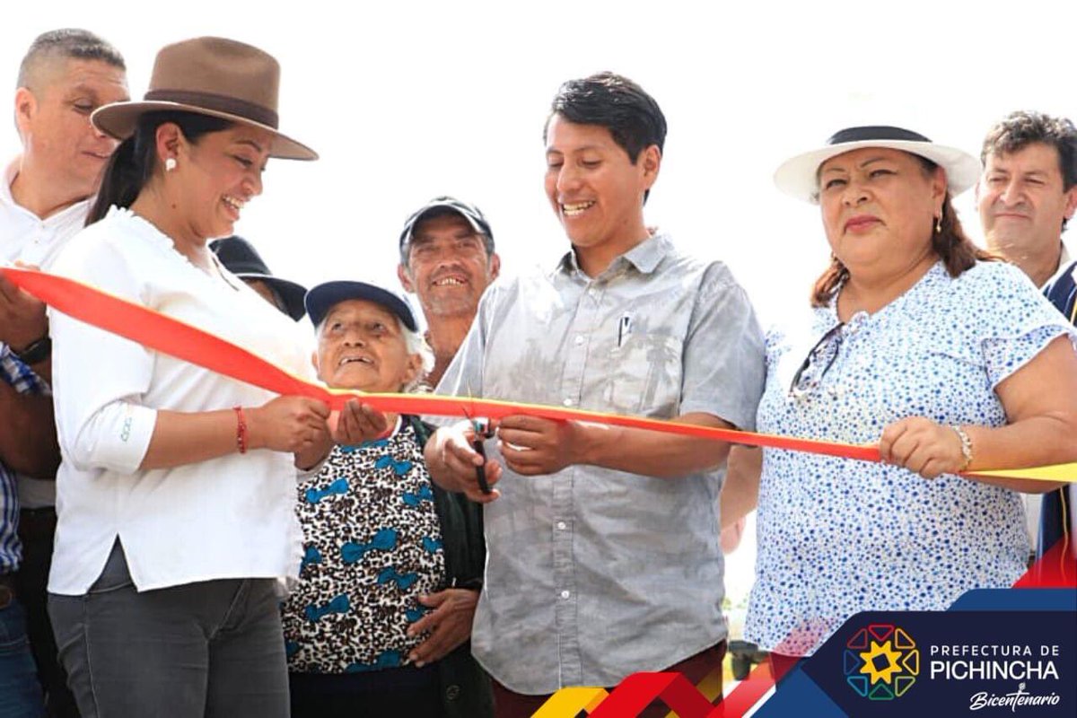 PichinchaGob's tweet photo. ¡Entregamos vía adoquinada en #Chavezpamba! 🛣👍

1500 personas serán beneficiadas con el adoquinado de la calle Manuel María Pavón. La obra ejecutada por cogestión 🤝, fue inaugurada por la prefecta @PaolaPabonC, la presidenta del GAD Parroquial, Lourdes Gordillo y comunidad. https://t.co/btjsx3LEOW