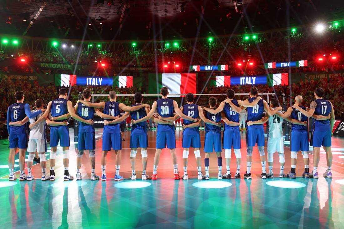 Federvolley's tweet photo. #MWC2022 
L'ITALIA 🇮🇹TORNA SUL TETTO DEL MONDO! GRAZIE RAGAZZI 👏
#LaNazionale 💙ha scritto uno nuova pagina di storia 
➡️La news: https://t.co/U1FRzdRQzK 

@volleyballworld https://t.co/tgeqb2CsFH