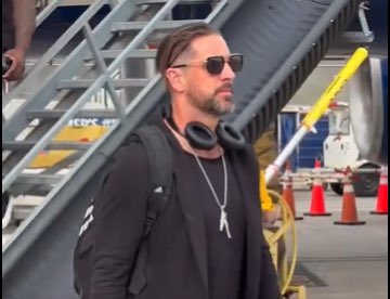 gracerohrer's tweet photo. @AaronRodgers12 is in his teenage dirtbag phase right now #emoboy https://t.co/7HqGm4LzMi