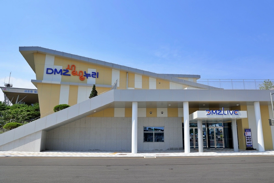visitkoreaFR's tweet photo. Un tout nouveau centre de promotion de la région de la DMZ vient d'ouvrir ses portes à Paju 🐛🦉🌿🍀

Ce centre vous propose de découvrir l'éco-système préservé de la vaste région de la DMZ via des espaces interactifs 🤩

Comment visiter ce centre 👉 https://t.co/Xi6NToYPgo https://t.co/U3AkrpXSQF