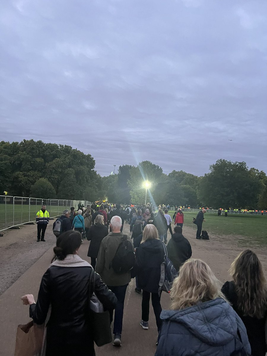 This was 5 hours before the start of the funeral. Walking to my live location. Crowd of folks making their way through Green Park, trying to get a good spot to take in the day’s events. #QueenElizabethII