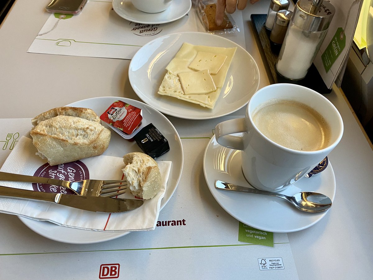 thalys74's tweet photo. C’est dans la voiture restaurant @_DiningCar #ICE2 #DBAG que nous profitons d’un délicieux petit déjeuner quelque part en Allemagne entre #KölnHbf et #BerlinHbf … cet #ICE fait le trajet sans arrêt entre ces 2 villes … je savais même pas qu’une telle relation existait 🤷😉👍🏻 https://t.co/7cEbxE9OsD