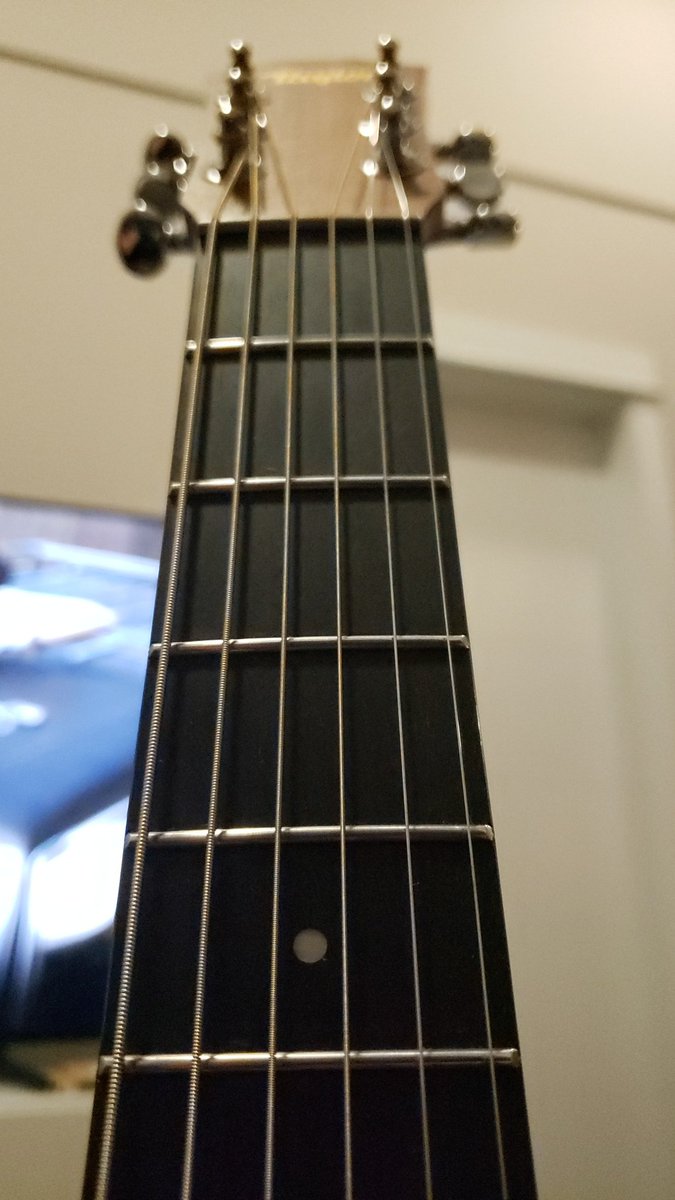 Crescentcardina's tweet photo. New strings and freshly oiled fretboard 🤤🤤 😍💞 #joy #littlethings #happiness #guitars #stringchange https://t.co/OFPakSVPas