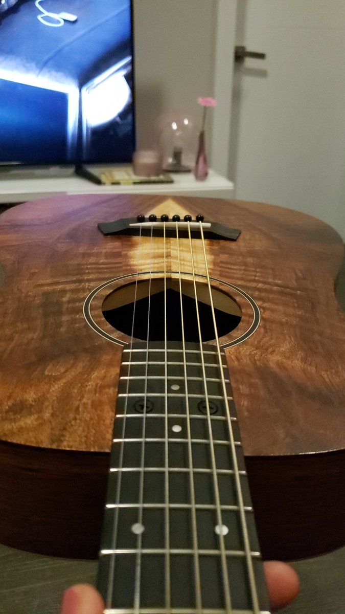 Crescentcardina's tweet photo. New strings and freshly oiled fretboard 🤤🤤 😍💞 #joy #littlethings #happiness #guitars #stringchange https://t.co/OFPakSVPas
