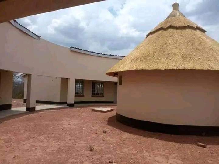 NNehoreka's tweet photo. Some asked where are the #schools that were built? I even was challenged to name just 4 by @edmnangagwa Gvt.
Chehamba Primary School, a #Devolution project in Ward2 Mazhaka Tengwe, Hurungwe East Constituency.
#DevolutionForDevelopment
#LeavingNoOneBehind
#nyikainovakwanevenevayo https://t.co/s8mRsXEbvn