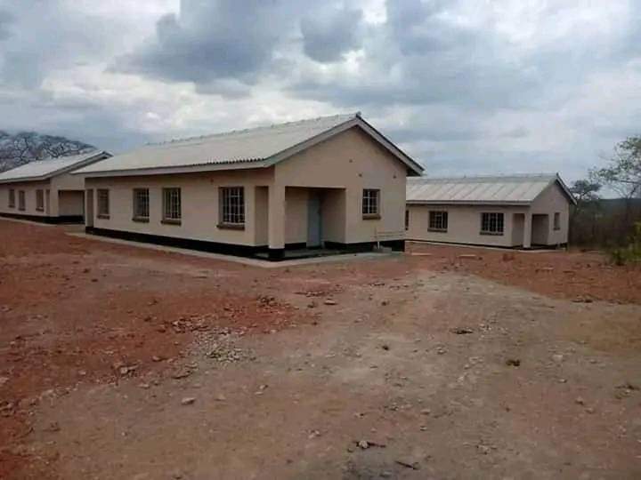 NNehoreka's tweet photo. Some asked where are the #schools that were built? I even was challenged to name just 4 by @edmnangagwa Gvt.
Chehamba Primary School, a #Devolution project in Ward2 Mazhaka Tengwe, Hurungwe East Constituency.
#DevolutionForDevelopment
#LeavingNoOneBehind
#nyikainovakwanevenevayo https://t.co/s8mRsXEbvn